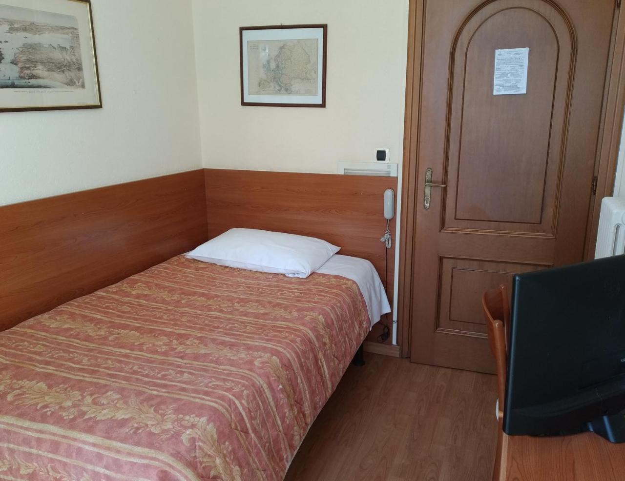 Hotel Lucciola Бордигера Экстерьер фото